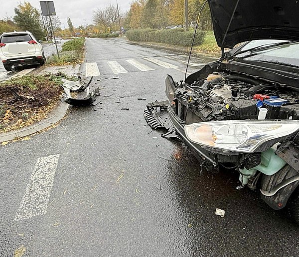 Kolizja na skrzyżowaniu w Głogowie. Nissan przeleciał przez wysepkę-175715
