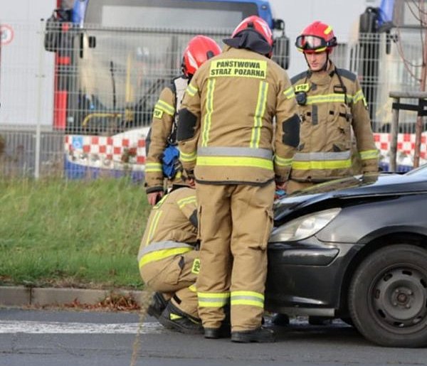 Kolizja dwóch aut na Transportowej w Głogowie. Wymuszenie pierwszeństwa [FOTO]-176015
