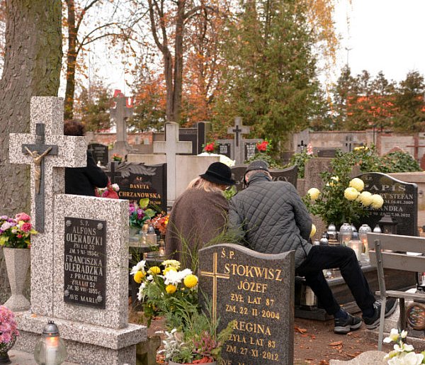 Savoir-vivre na 1 listopada. Jak się zachować podczas wizyty na cmentarzu?-176016