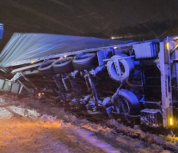 Zasypane drogi, tir w rowie. Trzeba uważać-177345