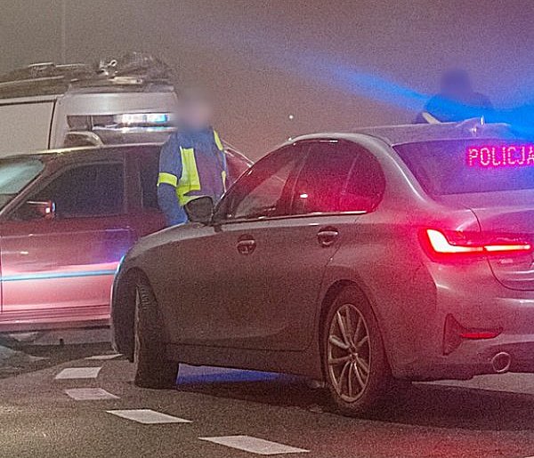 Auto uderzyło w latarnię w Głogowie. Uważajcie, jest ślisko!-177609