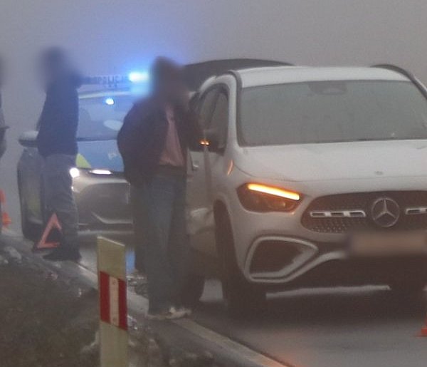 Kolizja w gęstej mgle. Zderzenie aut pod Jerzmanową-177951