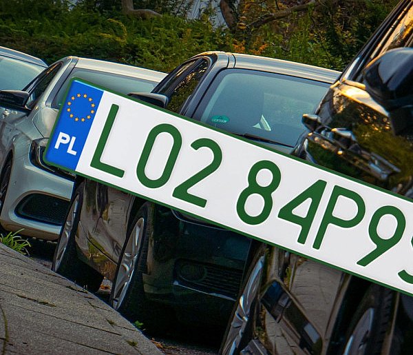 Tablice z zielonymi napisami na kolejnych autach. Nie chodzi o "elektryki"-178923