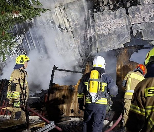 Domek w ogniu. Sześć jednostek w akcji-179179