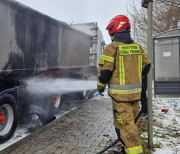 Gasili naczepę w Dankowicach pod Głogowem. Opony do wymiany-179773