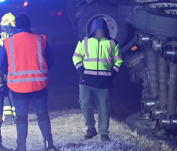 Ciężarówkę dosłownie wbiło do rowu! Scania wypadła z drogi pod Głogowem [FOTO]