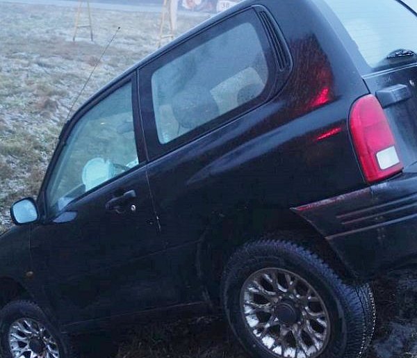 Auto w rowie przy wjeździe do Głogowa. Mgła i ślisko [FOTO]