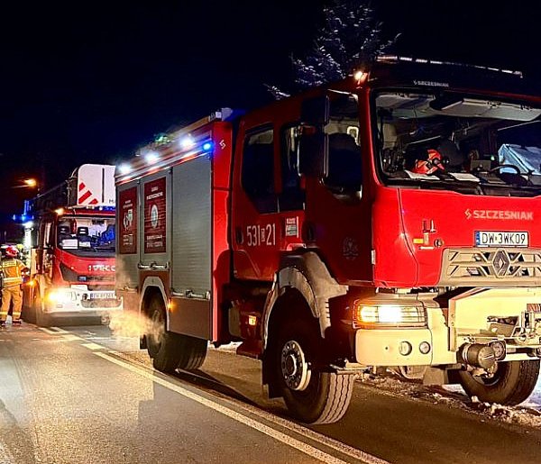 Trzy zastępy do komina. Takie gaszenie to już norma! [FOTO]