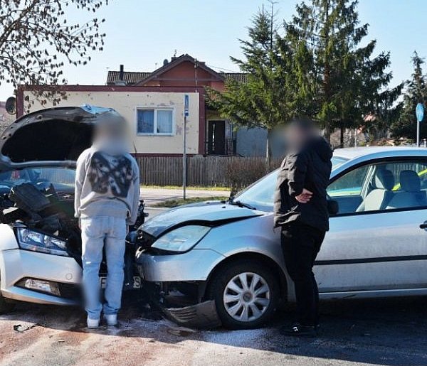 Zderzenie osobówki z taksówką w Głogowie. Kolizja na Wita Stwosza [FOTO]