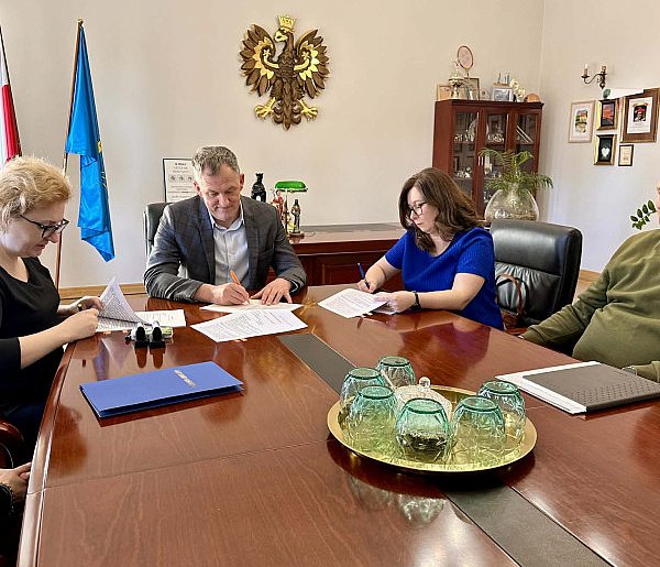 Nowoczesna świetlica w Witanowicach coraz bliżej – podpisano umowę