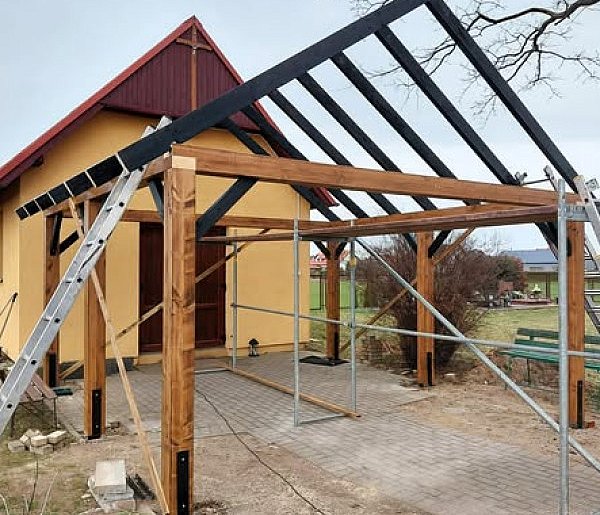 Nowa wiata przy kaplicy w Kluczach