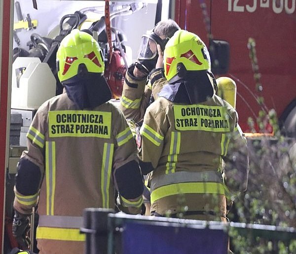 Budynek w ogniu w Serbach. Strażacy szukali trzech mężczyzn