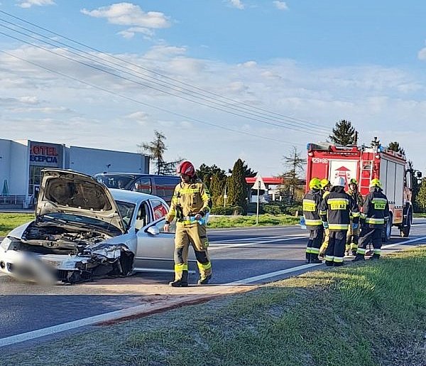 [FOTO] Dwa auta zderzyły się pod Głogowem. Utrudnienia na Jerzmanówce