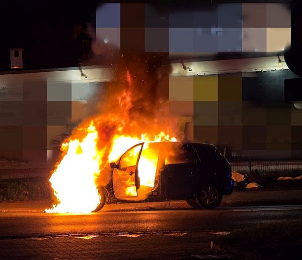 Auto stanęło w ogniu. Akcja strażaków w Głogowie