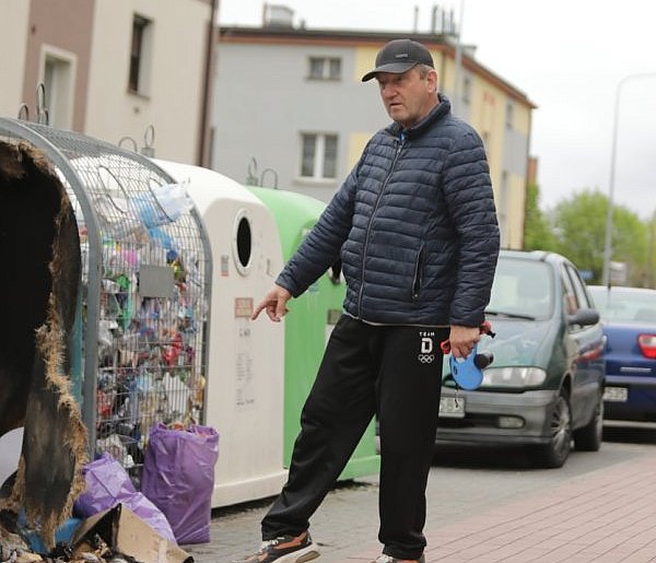 Płonął kontener na osiedlu w Głogowie. Ogień dosięgnął auta