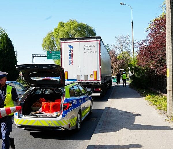 Ciężarówka kontra Opel na dużym rondzie w Głogowie