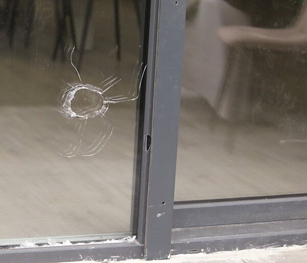 Odnalazł pocisk, który uderzył w ich okno?