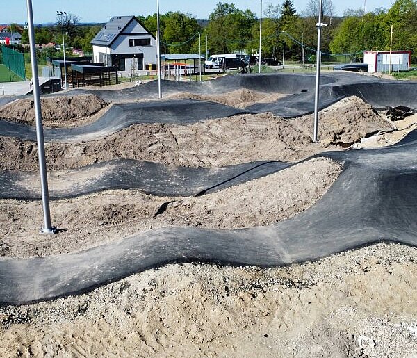 Pumptrack w Jerzmanowej.  Inwestycja nabiera kształtów