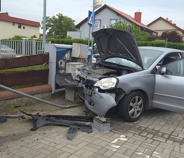 [FOTO] Auto wbiło się w ogrodzenie, do szpitala trafiły dzieci