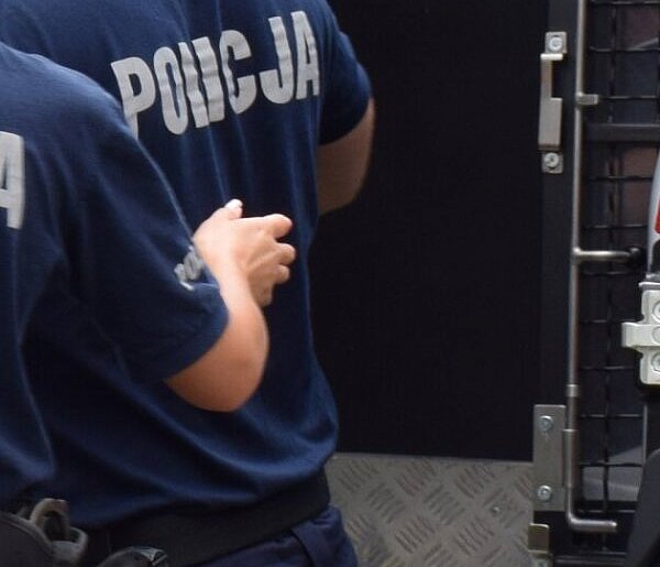 Kobieta z bronią w Głogowie! Wycelowała do policjanta