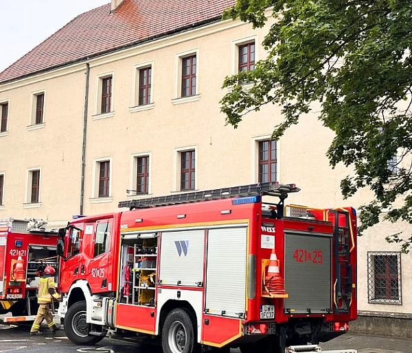 [FOTO] Akcja strażaków w głogowskim zamku. Ogień w piwnicy