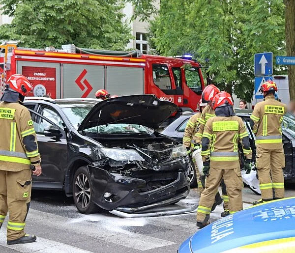 [FOTO] Zderzenie aut pod szkołą w Głogowie. Poszkodowane dwie osoby