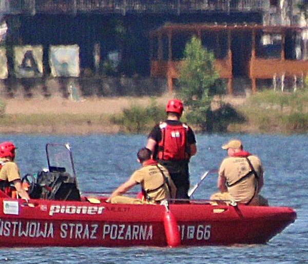 Drugi dzień dramatycznych poszukiwań 57-latka na Jeziorze Sławskim