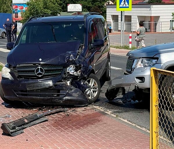 [FOTO] Kierowca Jeepa próbował zawrócić i doszło do zderzenia
