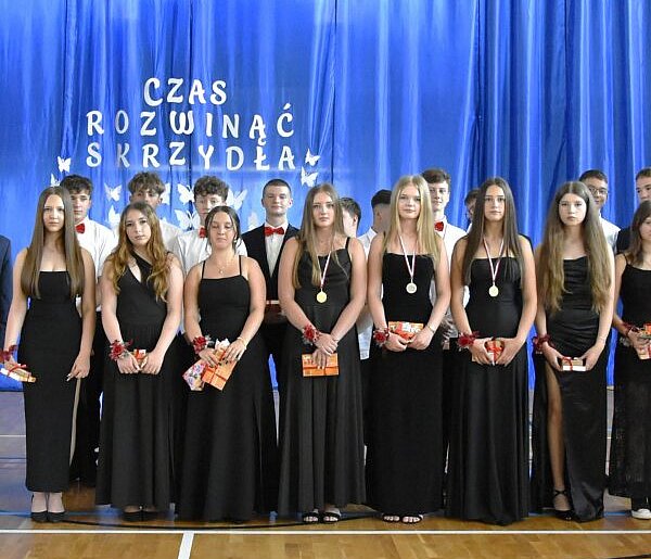 Alicja Rządzińska laureatką Nagrody Wójta podczas zakończenia roku szkolnego