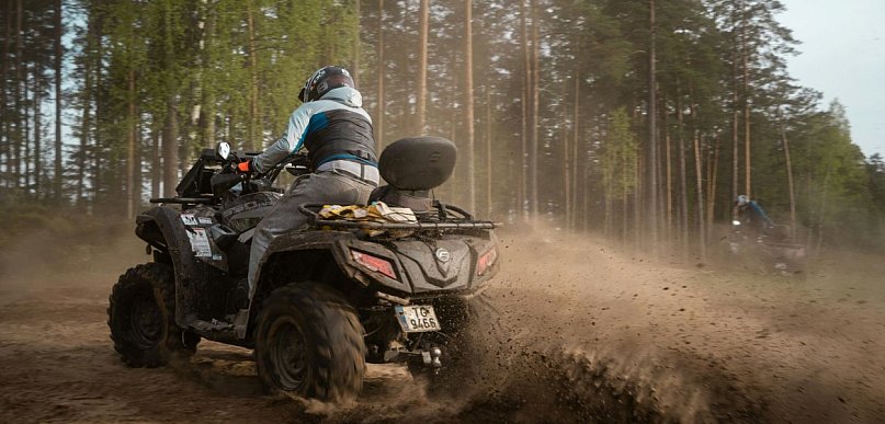 Nowa era maszyn terenowych – od narzędzi rolniczych po demony prędkości