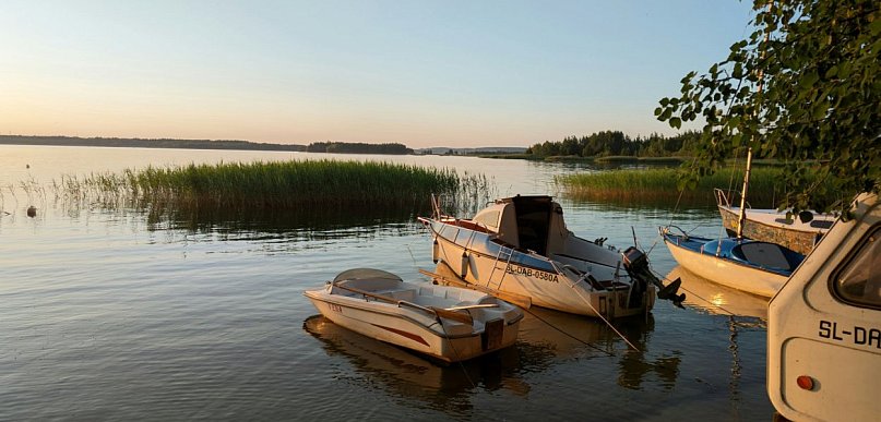 Spokój, natura i czyste powietrze – odkryj zalety wypoczynku nad jeziorem Nidzkim