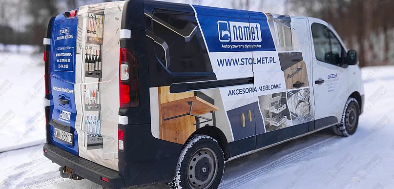 Reklama na samochód – magnesy czy folia? Przewodnik po skutecznych rozwiązaniach