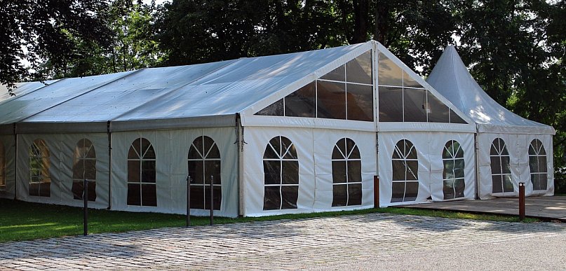 Nowoczesne materiały w halach namiotowych – trwałość i bezpieczeństwo