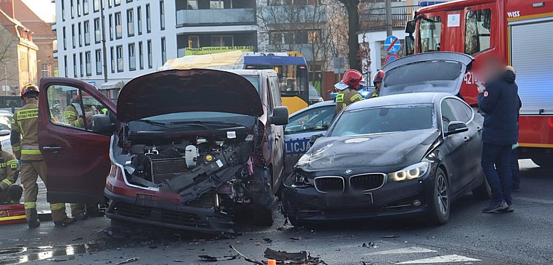 Zderzenie busa z BMW w centrum Głogowa [FOTO]