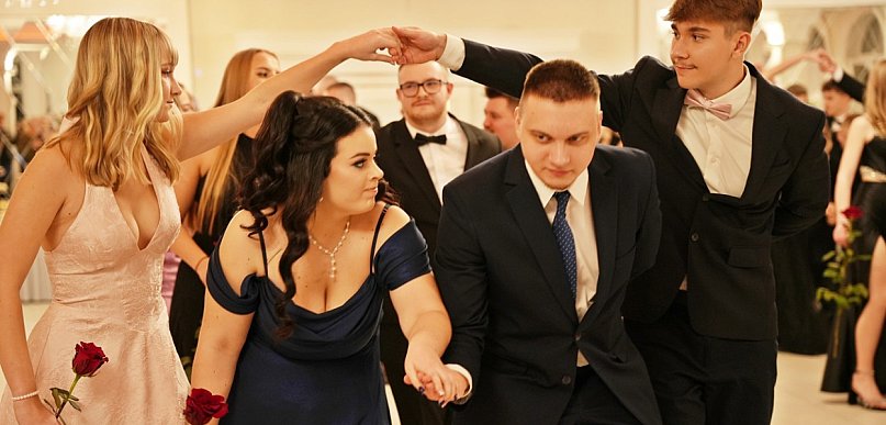 Dziś w Głogowie studniówka „Przyrodniczej”. Najpierw zabawa, później matura [FOTO]