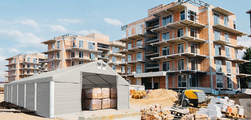 Mobilny magazyn budowlany – jak przenieść zaplecze na nową inwestycję w 2 dni?