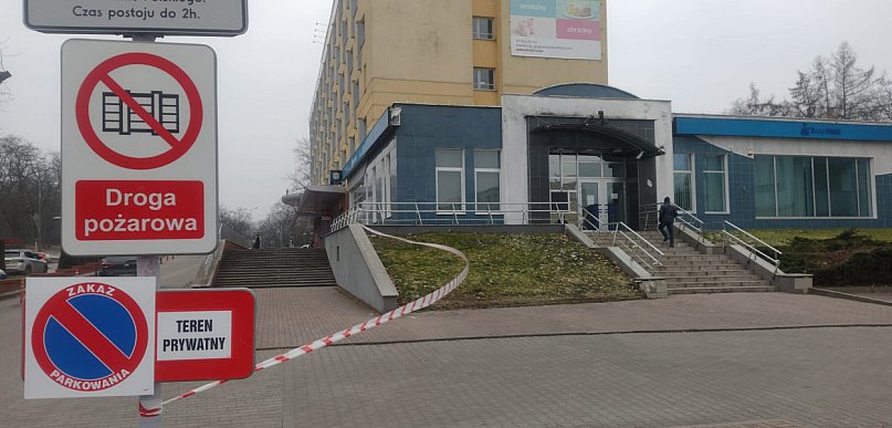 Parking po banku w Głogowie zamknięty. Tu już nie zostawimy auta