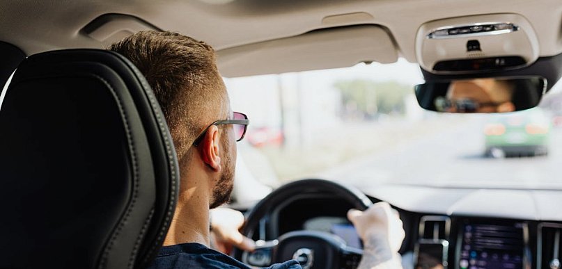 Jak zbudować pewność siebie za kierownicą?