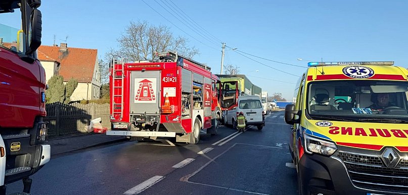 Czołówka busa z tirem. Radny z Głogowa w szpitalu