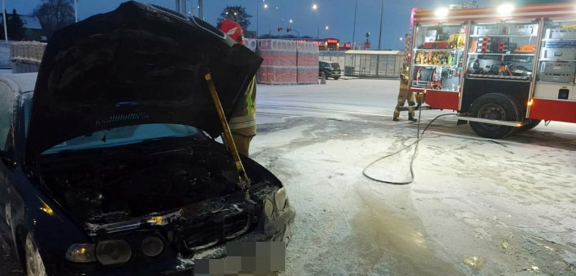 Płonęło BMW pod sklepem w Głogowie!