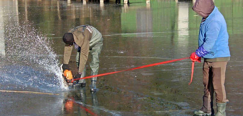 Niebezpiecznie na tafli. Uwaga, jezioro się budzi! [FOTO]