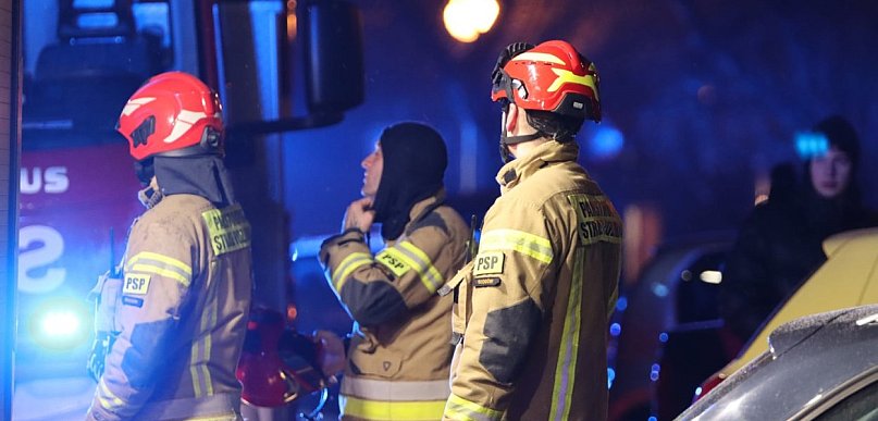 Nocny pożar na Osiedlu Kopernik w Głogowie. Dym i ogień na klatce schodowej