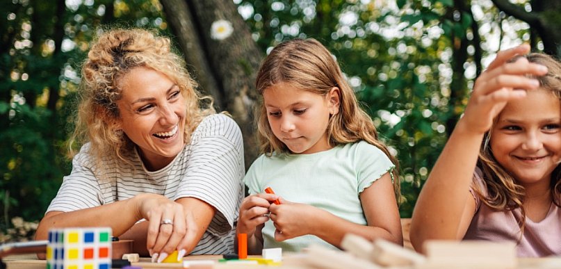 Opiekun kolonijny – jak nim zostać? Poznaj obowiązki, zadania i zarobki!