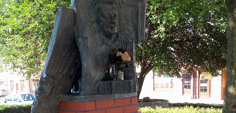 Pomnik Zygmunta Stachury. Przez przyjaciół zwany był głogowskim Canalettem