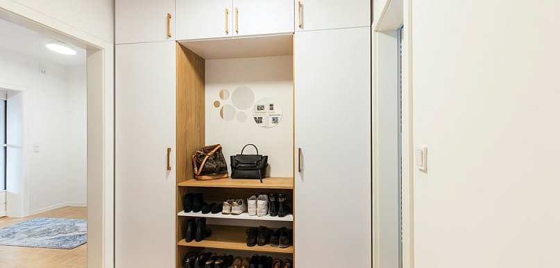 Szafa wnękowa – kiedy sprawdzi się w mieszkaniu?