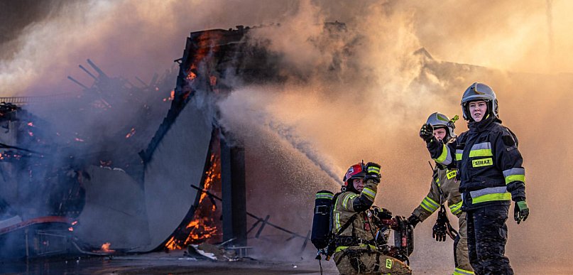 Na strażakach walczących z ogniem zamarzały ubrania. Pomagały zastępy z Głogowa