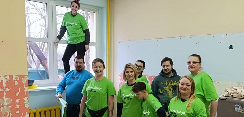 Rodzice i wolontariusze remontują szkolną kuchnię w Głogowie