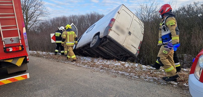 Kompletnie pijany kierowca wjechał busem do rowu. Groźna akcja pod Głogowem