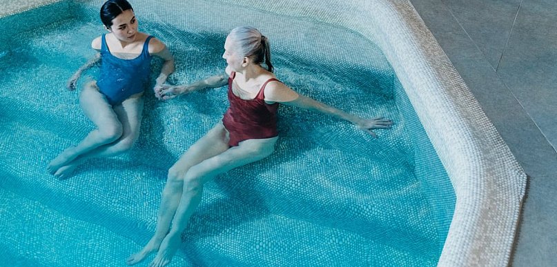 Przydomowa strefa relaksu z jacuzzi lub basenem. Co musisz wiedzieć?