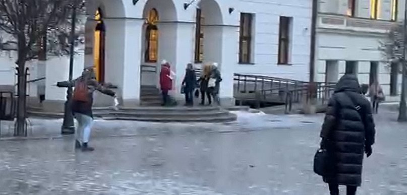 Ślizgawka po drodze do pracy w urzędzie w Głogowie [WIDEO]